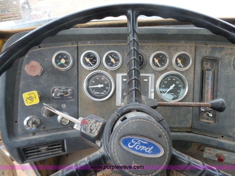 image for item L7263 1989 Ford LT9000 semi truck