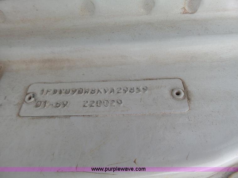 image for item L7263 1989 Ford LT9000 semi truck