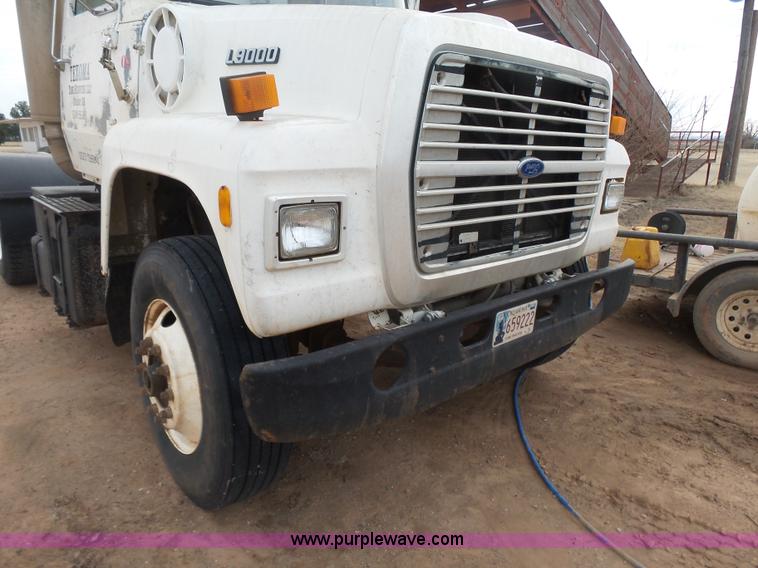 image for item L7263 1989 Ford LT9000 semi truck