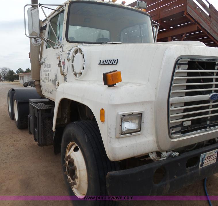 image for item L7263 1989 Ford LT9000 semi truck