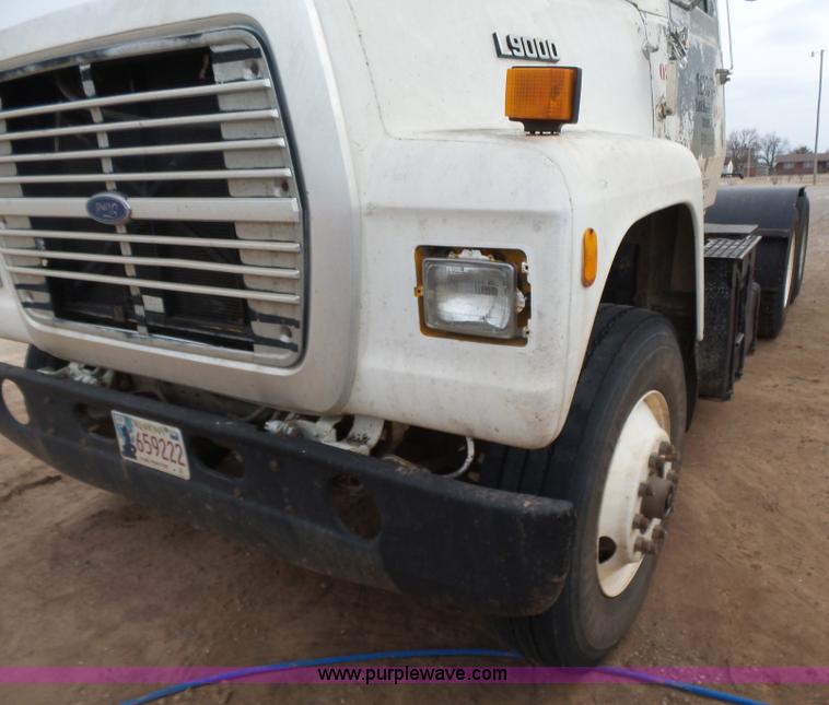 image for item L7263 1989 Ford LT9000 semi truck