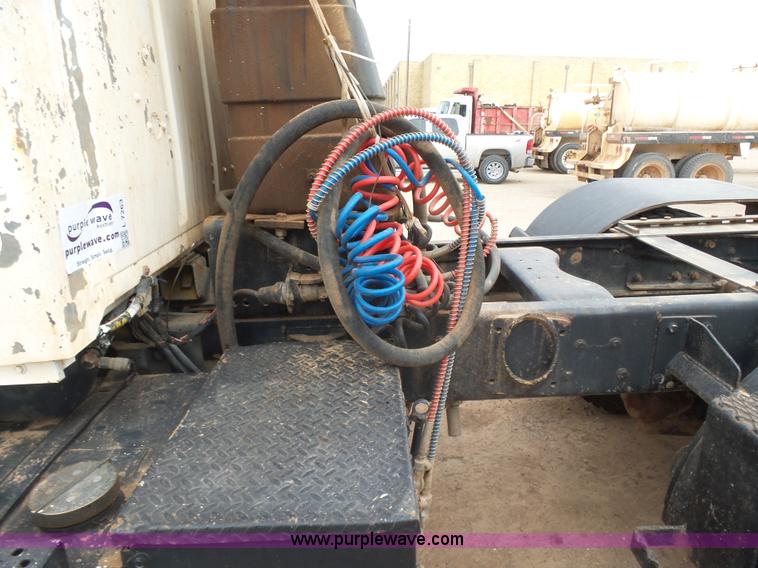 image for item L7263 1989 Ford LT9000 semi truck