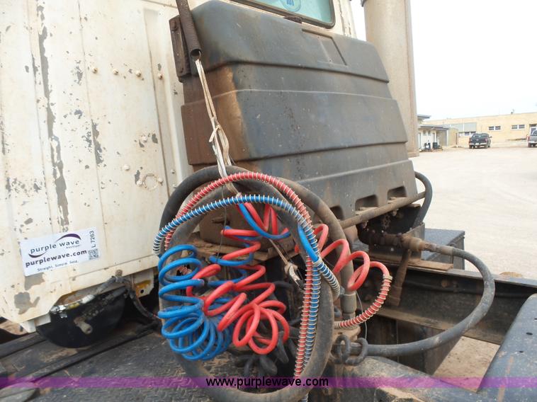 image for item L7263 1989 Ford LT9000 semi truck