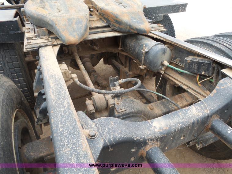 image for item L7263 1989 Ford LT9000 semi truck