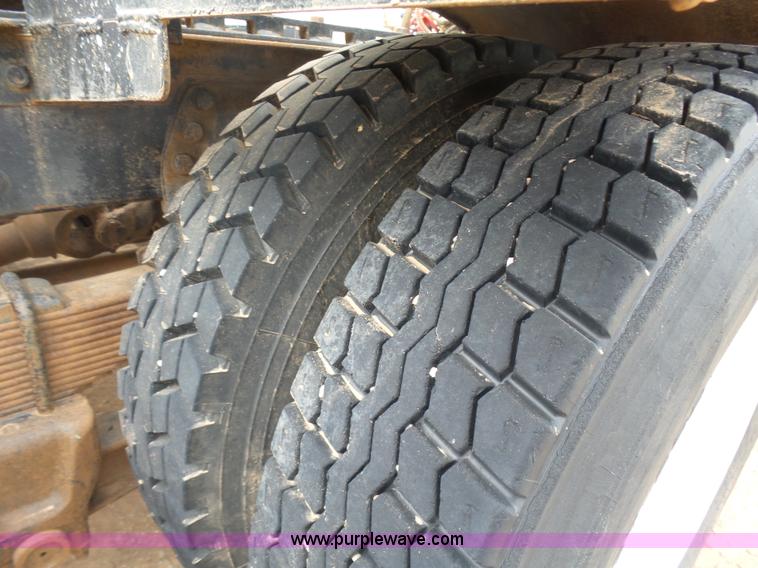 image for item L7263 1989 Ford LT9000 semi truck