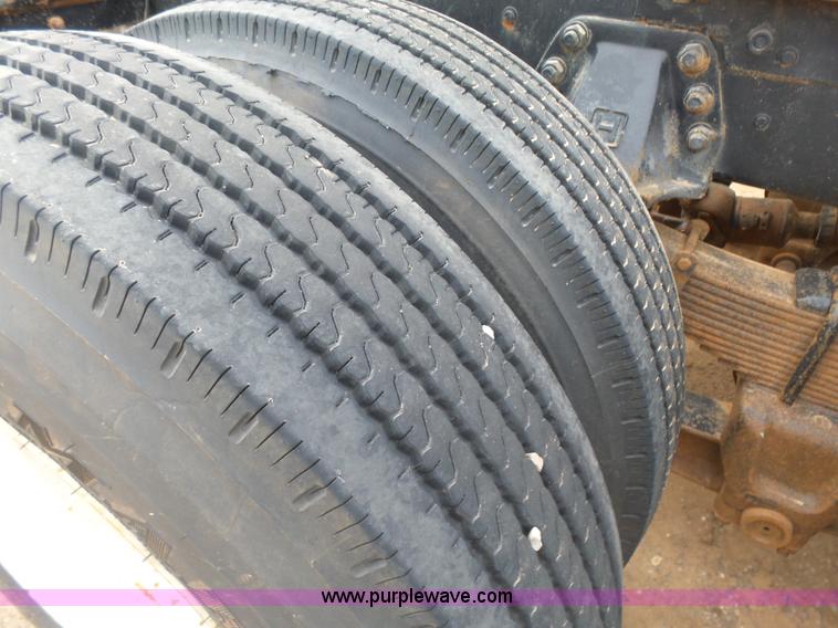 image for item L7263 1989 Ford LT9000 semi truck