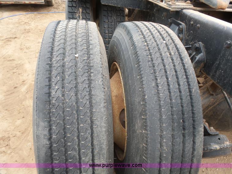 image for item L7263 1989 Ford LT9000 semi truck