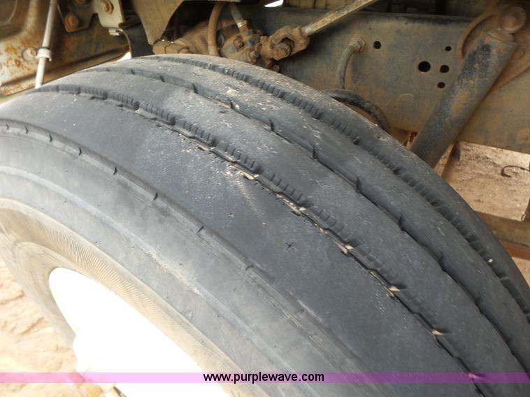 image for item L7263 1989 Ford LT9000 semi truck