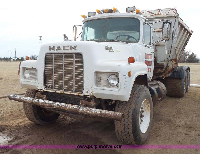 image for item L7264 1986 Mack R688ST manure spreader truck