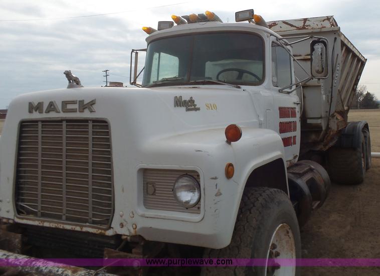 image for item L7264 1986 Mack R688ST manure spreader truck