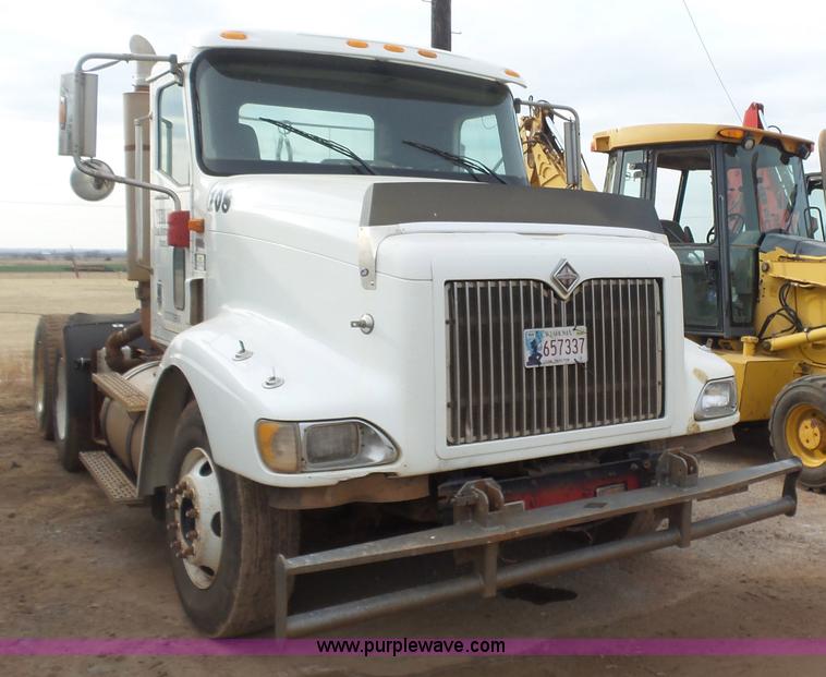 image for item L7265 2002 International 9400i semi truck