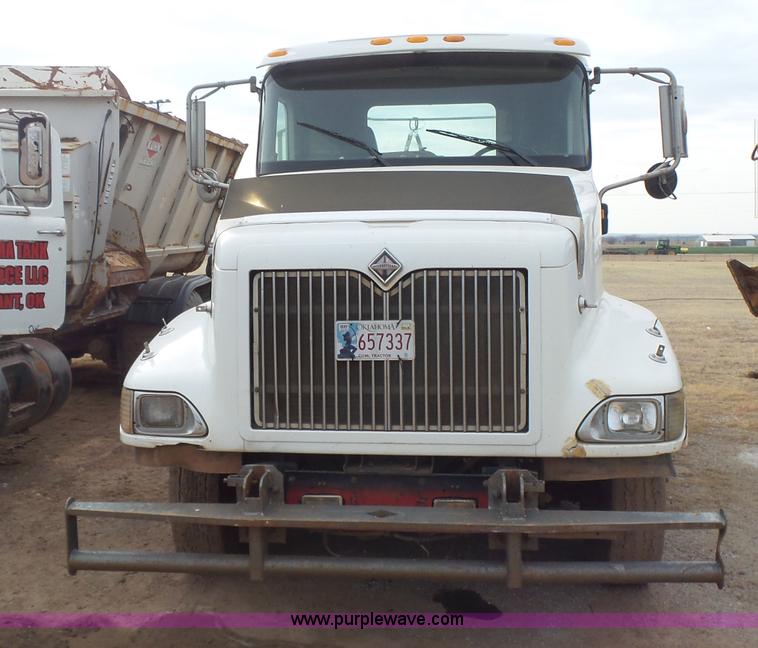 image for item L7265 2002 International 9400i semi truck