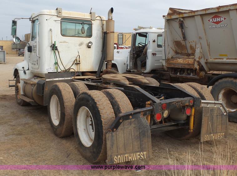 image for item L7265 2002 International 9400i semi truck