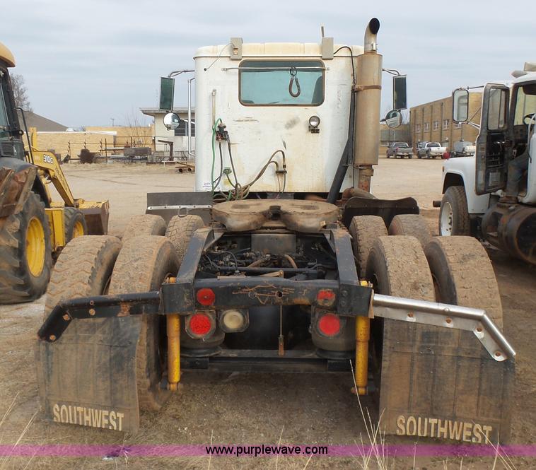 image for item L7265 2002 International 9400i semi truck