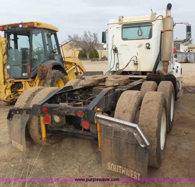 image for item L7265 2002 International 9400i semi truck