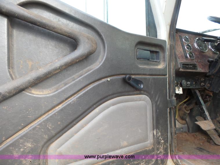 image for item L7265 2002 International 9400i semi truck