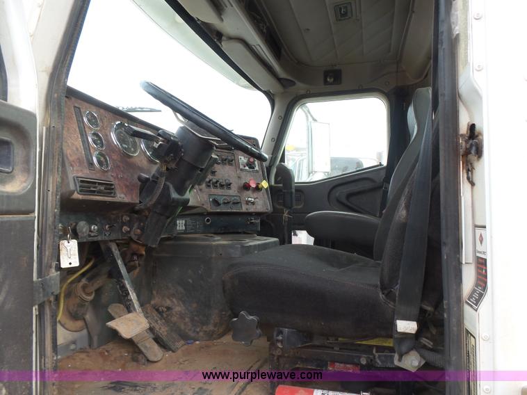 image for item L7265 2002 International 9400i semi truck