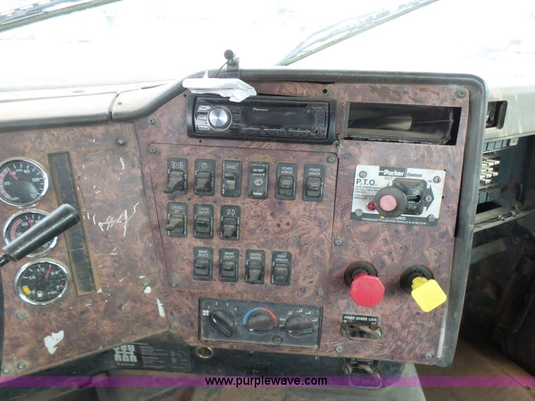 image for item L7265 2002 International 9400i semi truck