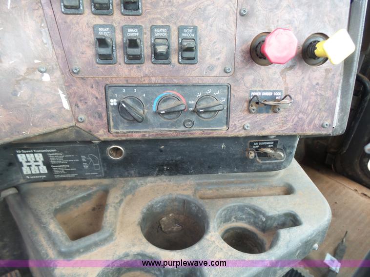 image for item L7265 2002 International 9400i semi truck