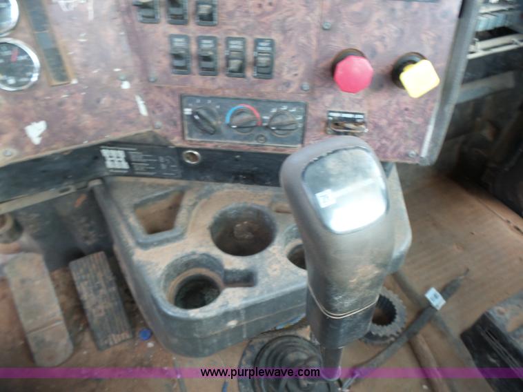 image for item L7265 2002 International 9400i semi truck