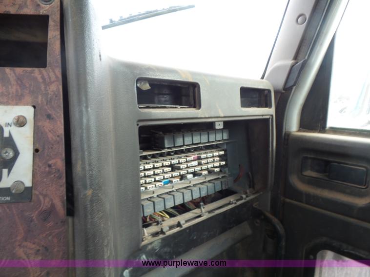 image for item L7265 2002 International 9400i semi truck