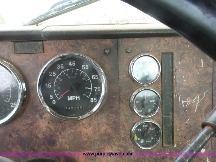 image for item L7265 2002 International 9400i semi truck