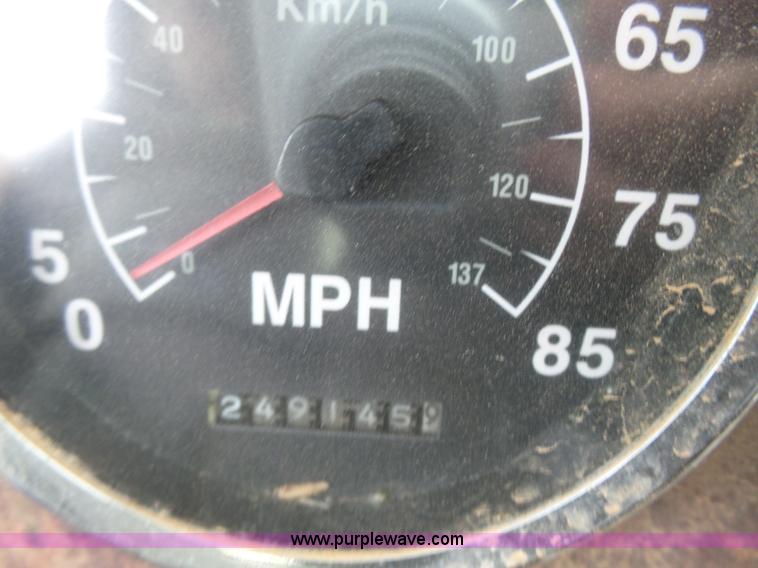 image for item L7265 2002 International 9400i semi truck