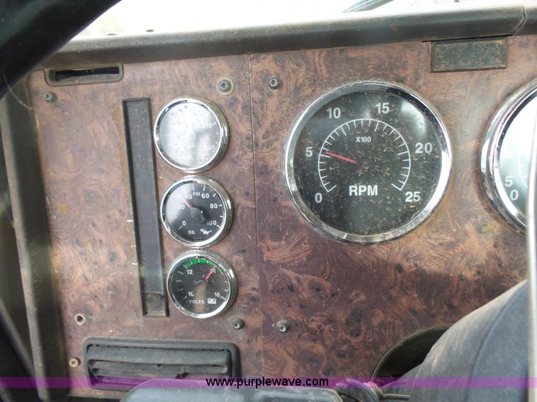 image for item L7265 2002 International 9400i semi truck