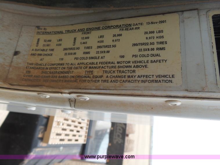 image for item L7265 2002 International 9400i semi truck