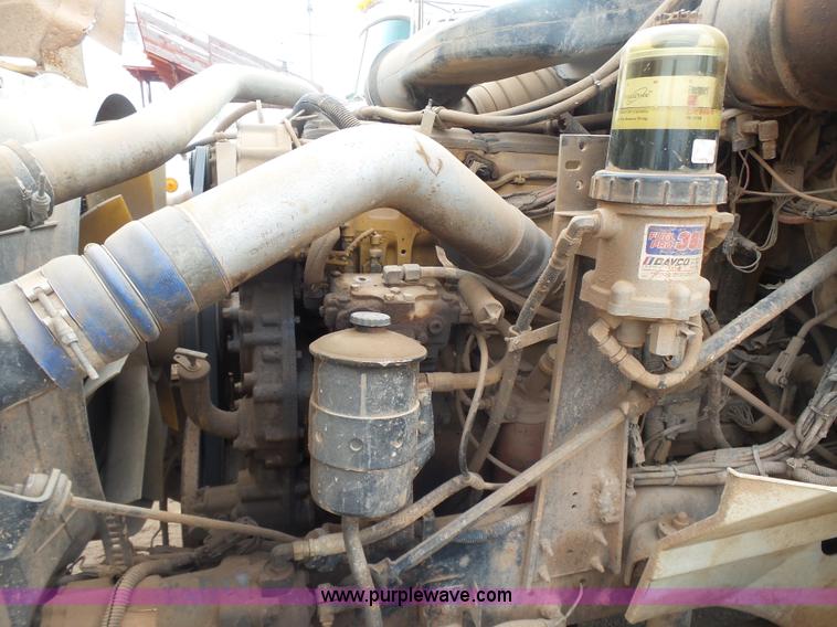 image for item L7265 2002 International 9400i semi truck