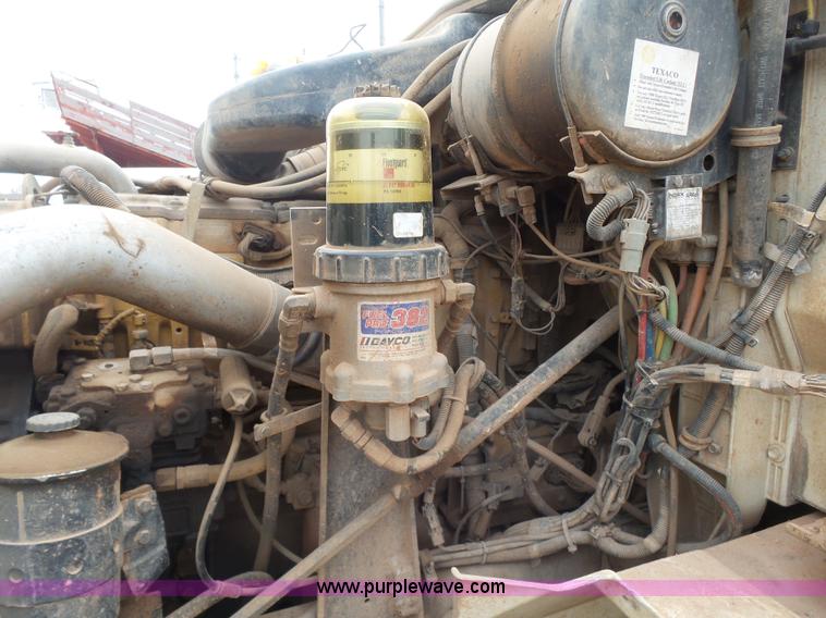 image for item L7265 2002 International 9400i semi truck