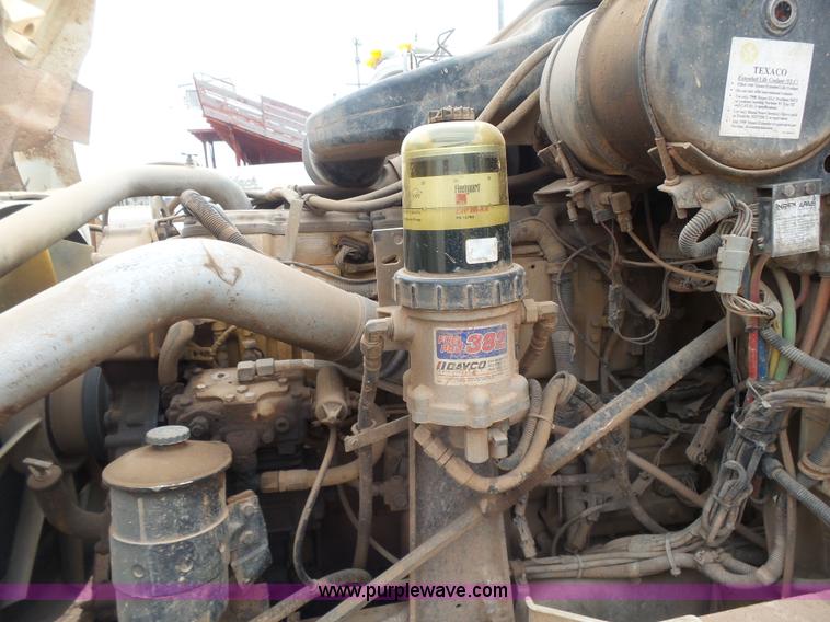 image for item L7265 2002 International 9400i semi truck