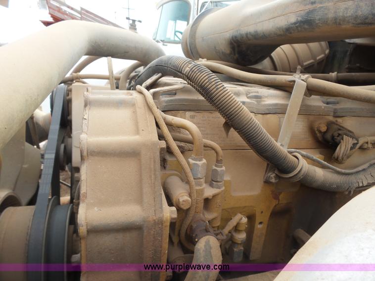 image for item L7265 2002 International 9400i semi truck