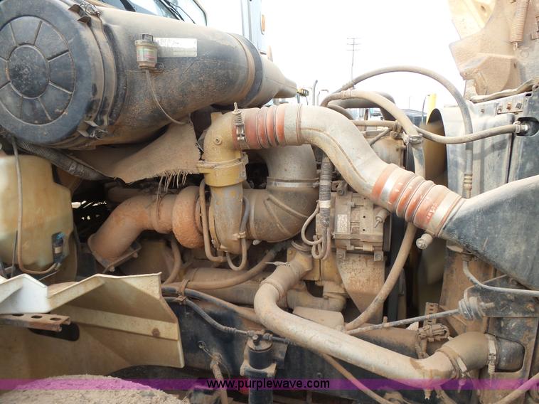 image for item L7265 2002 International 9400i semi truck