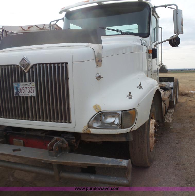 image for item L7265 2002 International 9400i semi truck