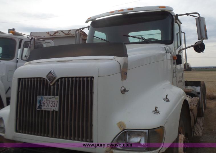 image for item L7265 2002 International 9400i semi truck