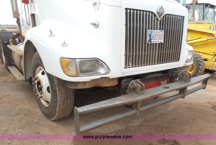 image for item L7265 2002 International 9400i semi truck