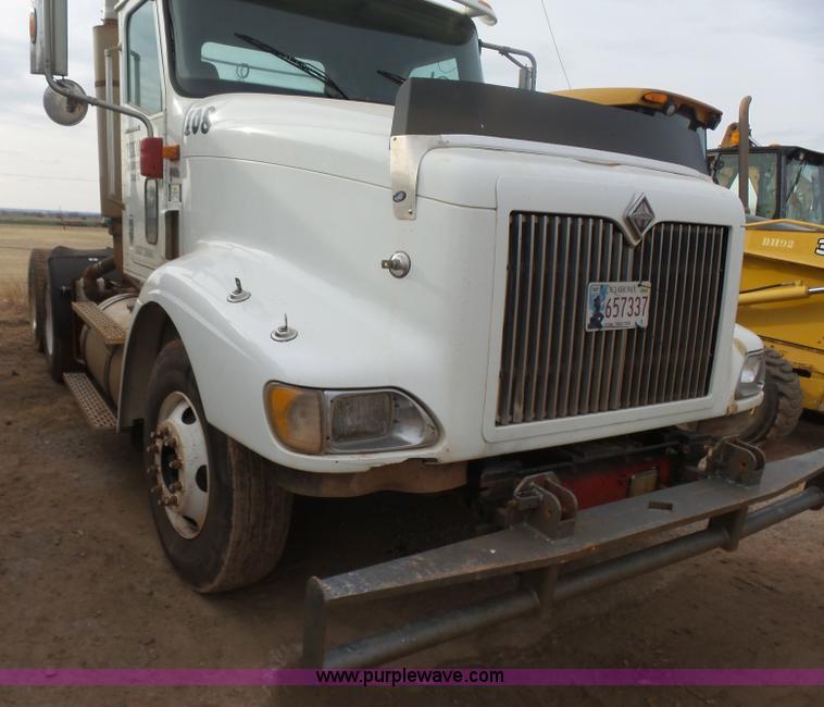 image for item L7265 2002 International 9400i semi truck