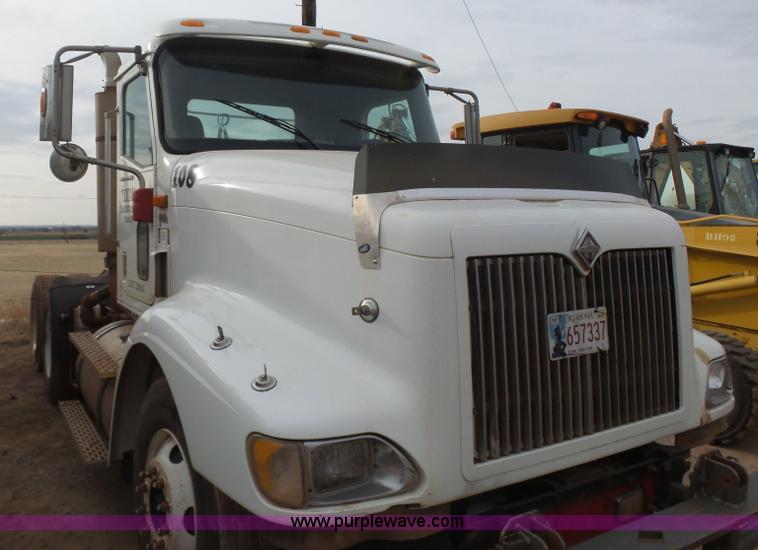 image for item L7265 2002 International 9400i semi truck