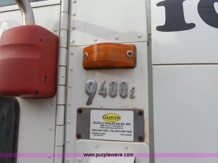 image for item L7265 2002 International 9400i semi truck
