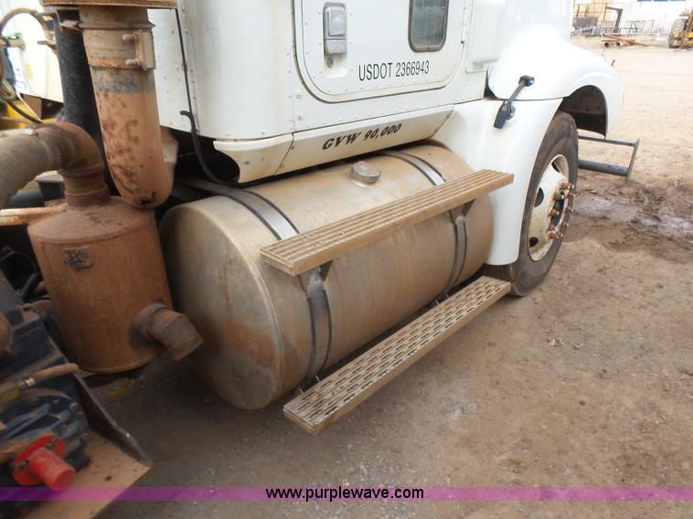 image for item L7265 2002 International 9400i semi truck