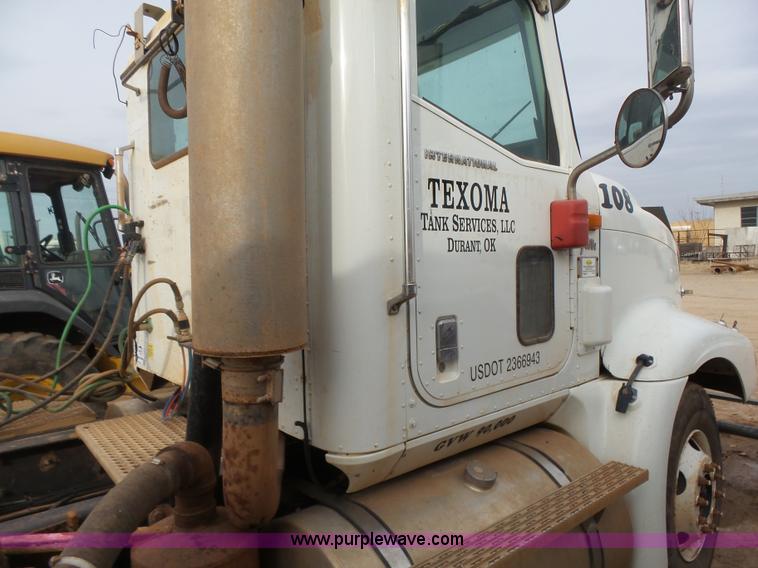 image for item L7265 2002 International 9400i semi truck