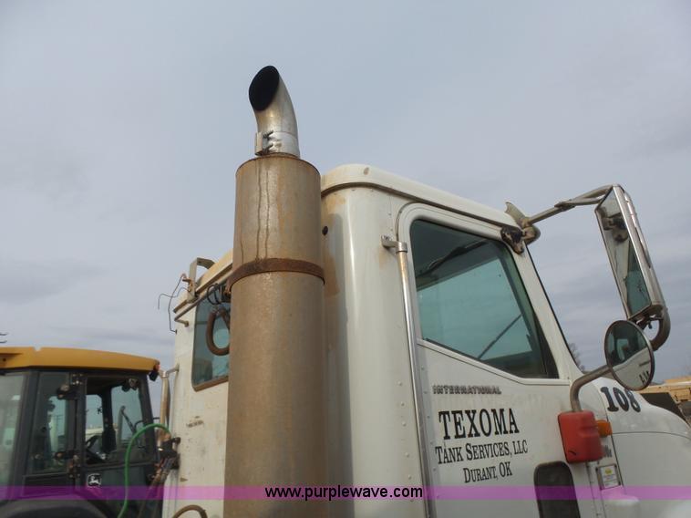 image for item L7265 2002 International 9400i semi truck