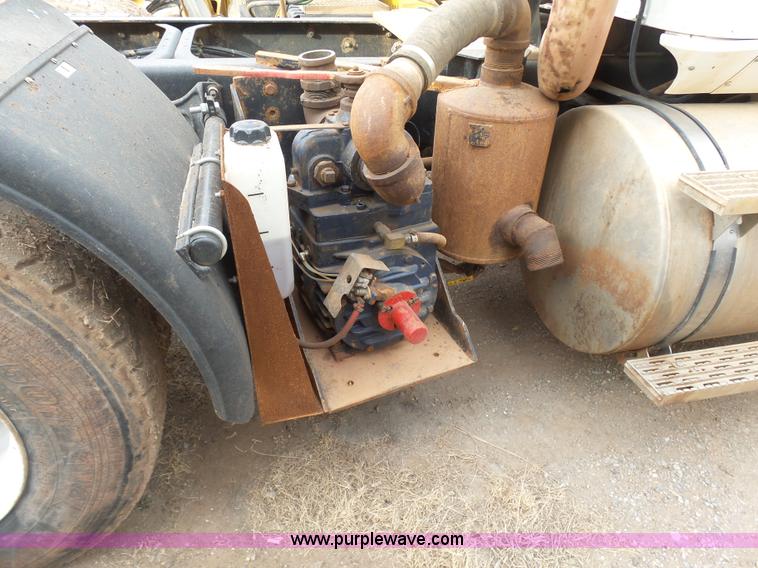 image for item L7265 2002 International 9400i semi truck