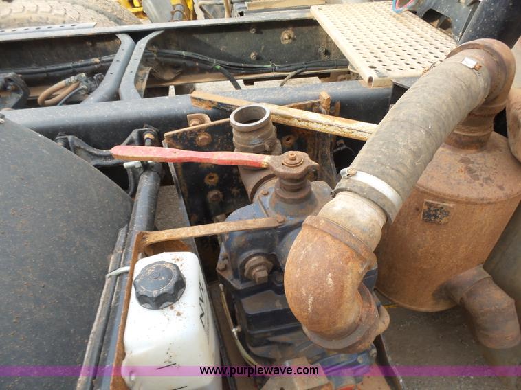 image for item L7265 2002 International 9400i semi truck