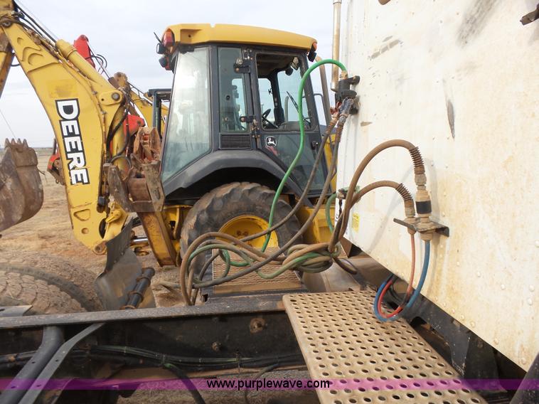 image for item L7265 2002 International 9400i semi truck