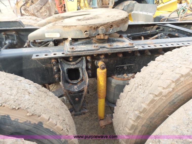 image for item L7265 2002 International 9400i semi truck