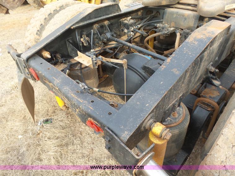 image for item L7265 2002 International 9400i semi truck