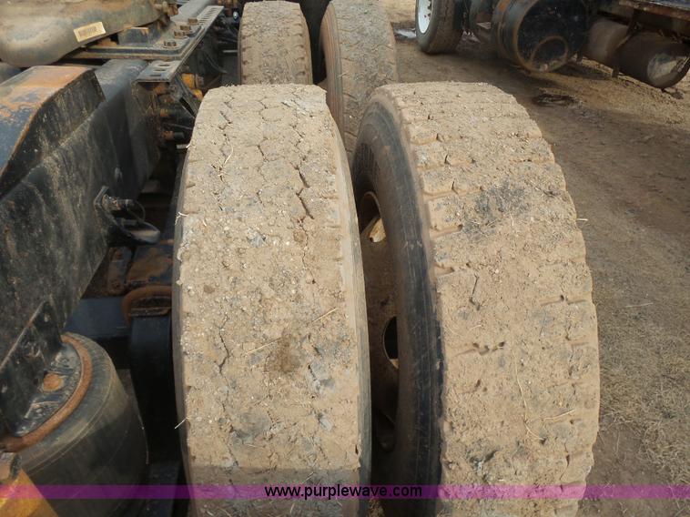 image for item L7265 2002 International 9400i semi truck