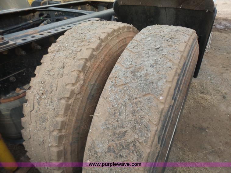 image for item L7265 2002 International 9400i semi truck